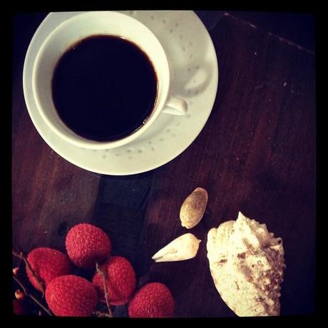 1) Plutôt café, un très grand mais que le matin, après je les digère mal. Mais le matin, c'est vital ! 