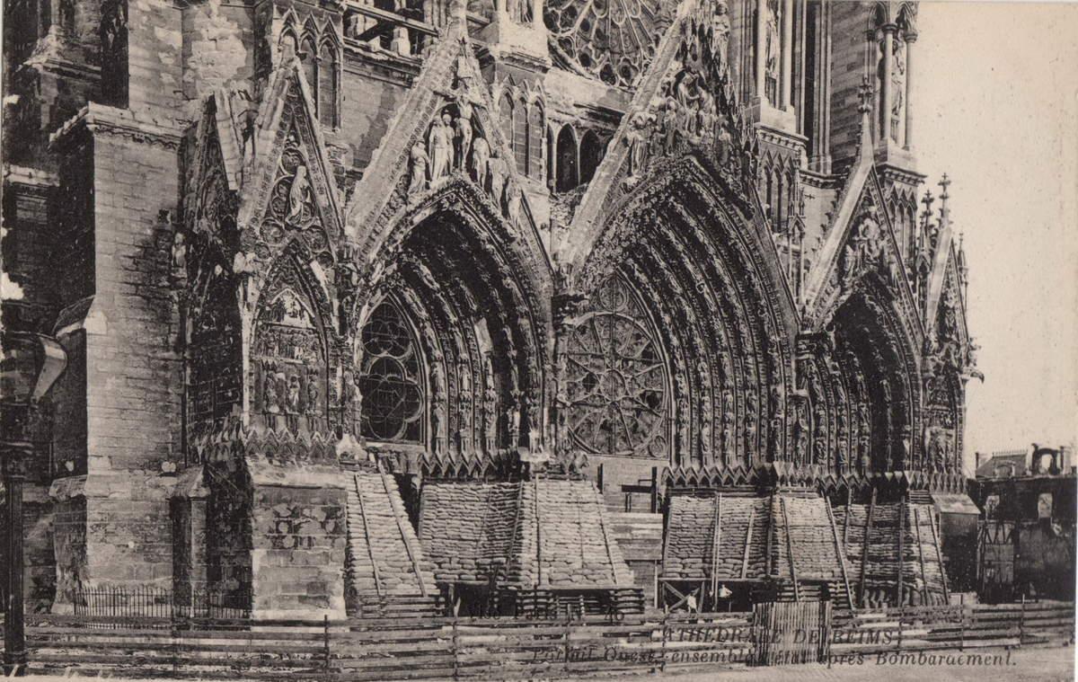 9 février 1915. Depuis quelques jours, des ouvriers travaillent à garantir les parties basses de la cathédrale restées intactes