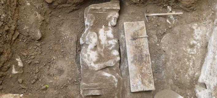 Une pierre tombale datant de 400 avant JC découverte en Grèce