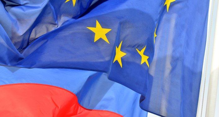 Les drapeaux de la Russie et de l'UE