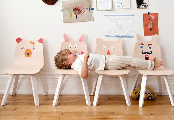 Play collection, chaises en bois aux oreilles de lapin et d'ours, par Oeuf