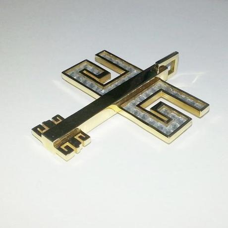 Un pendentif plaqué or personnalisé