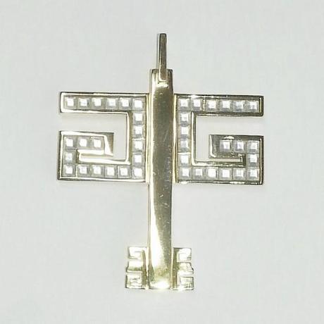 Un pendentif plaqué or personnalisé