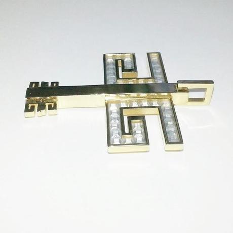 Un pendentif plaqué or personnalisé