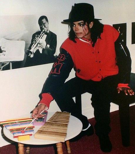 MJ-playing-toy-xylophones-National-Children-s-Museum-1990-michael-jackson-35251422-843-960