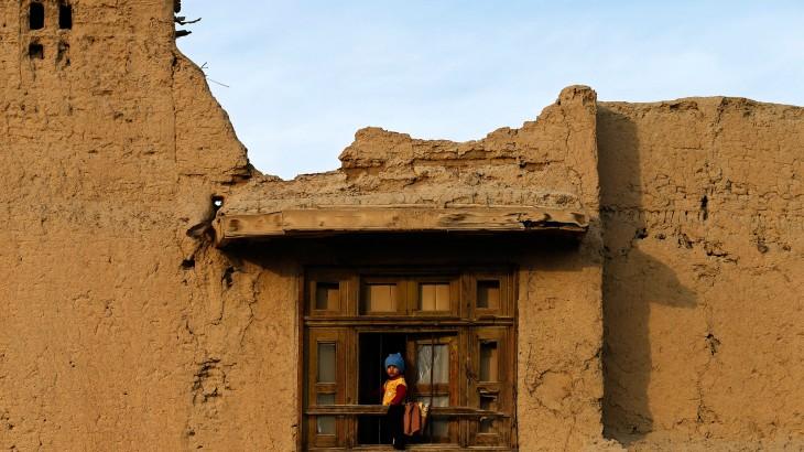 Un enfant regarde par la fenêtre à Kaboul. L’année 2015 n’apporte guère de répit aux civils qui subissent les effets de l'escalade de la violence en Afghanistan. REUTERS / Mohammad