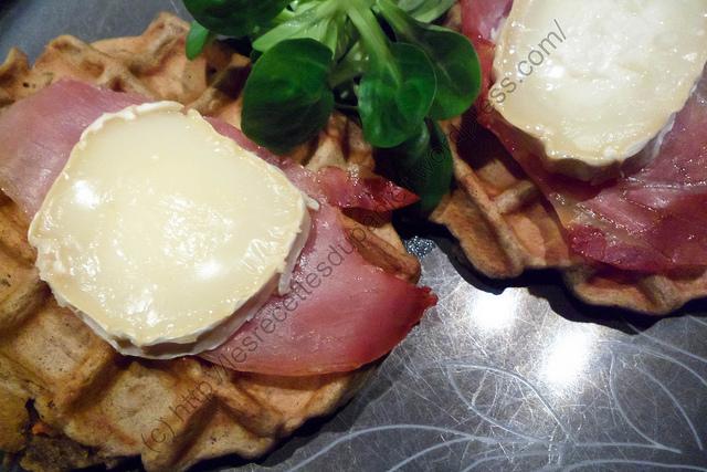 Gaufres gourmandes à la carotte, au chèvre et prosciutto / Greedy Waffles with Carrot, Goat Cheese and Prosciutto