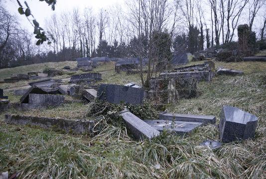 De nombreuses tombes ont été profanées dans le cimetière juif de Sarre-Union, dans le Bas-Rhin, le 15 février 2015