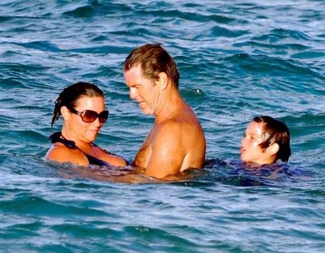 Pierce Brosnan et Keely Shaye Smith en vacances