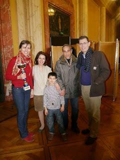 Le maire de la ville de Vincennes Laurent Lafon en présence de Tatiana Dornbusch et la famille Souissi (Samira, Richard et Elyes) © Chess & Strategy