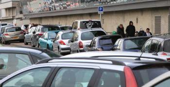 Stationnement sur les trottoirs des Arènes de Metz - Crédit photo : le Républicain Lorrain