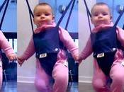 bébé danse dans Jolly Jumper