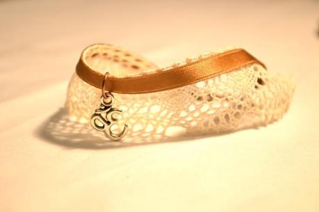 bracelet bohème romantique dentelle et ruban beige breoloque Ohm détail