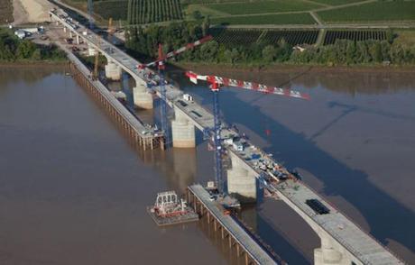 Travaux de construction du viaduc de la Dordogne sur la LGV Tours-Bordeaux
