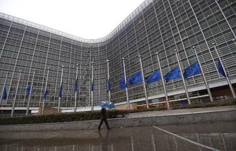 Bruxelles accorde deux ans à la France pour ramener son déficit sous les 3%