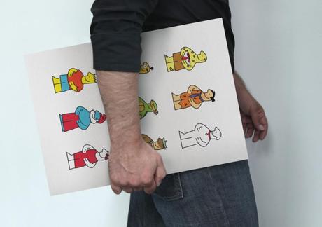 L'artiste, un board représentant ses mascottes sous le bras.