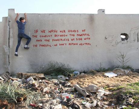 Banksy dessine dans les ruines de Gaza
