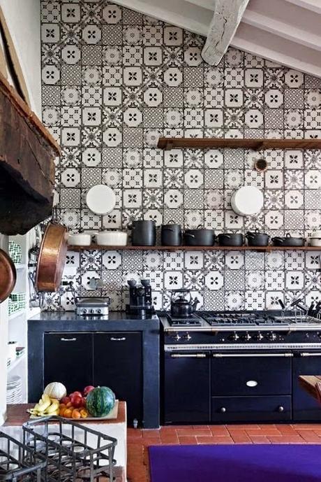Cuisine-carreaux-de-faience-noir-et-blanc-Apartment-Therapy-via-Nat-et-nature Sem 9_2015 sur les blogs déco