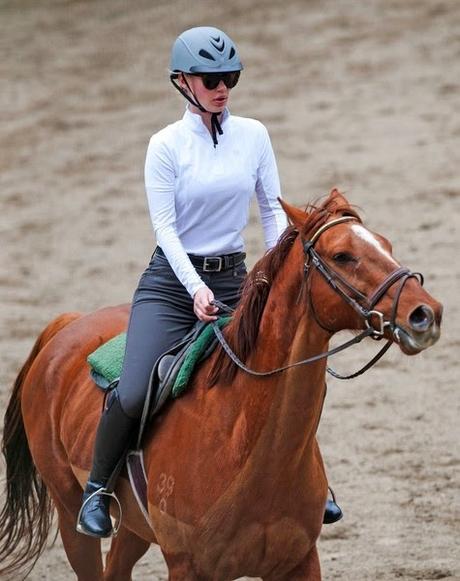 La chanteuse Iggy Azalea est fan d'équitation !