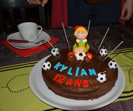 Boite avec figurine en Pâte à sucre d'un gâteau d'anniversaire