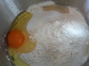 Diluez la levure avec l'eau et le lait tiéde.... Ajoutez la farine, le sucre, le sel et l'oeuf! Pétrir grossiérement et mettre le beurre pommade.