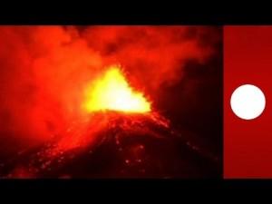 [VIDEO] L’incroyable volcan Villarica en fusion inquiète et fascine