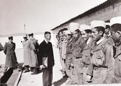 Pierre Gaillard visitant des détenus algériens