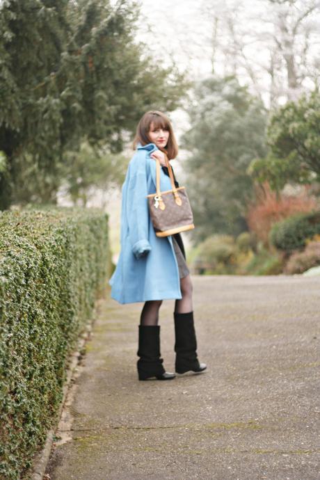 streetstyle-coupecarrée-manteaubleuciel-comptoirdescotonniers-robecomptoirdescotonniers-blogmodefemme-saclouisvuitton-manteaubleucielsinéquanone-robecomptoirdescotonniers-bottesseebychloé