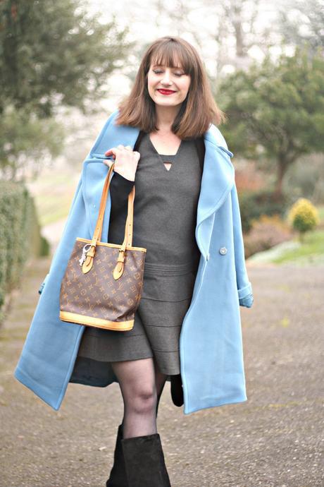 streetstyle-coupecarrée-manteaubleuciel-comptoirdescotonniers-robecomptoirdescotonniers-blogmodefemme-saclouisvuitton-manteaubleucielsinéquanone-robecomptoirdescotonniers-bottesseebychloé