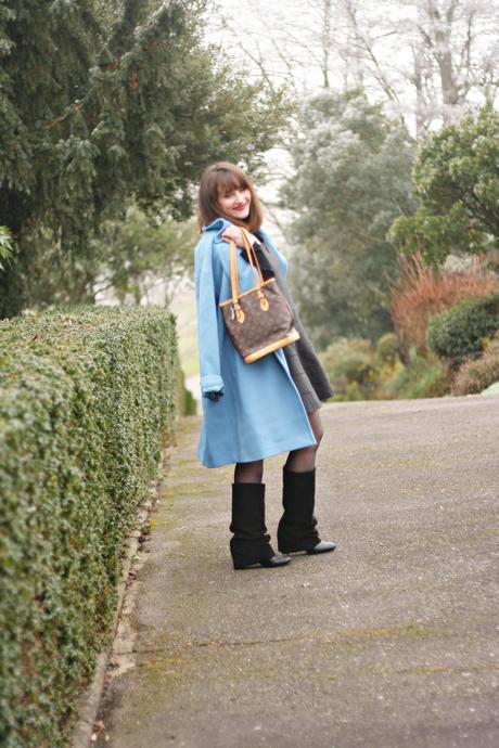 streetstyle-coupecarrée-manteaubleuciel-comptoirdescotonniers-robecomptoirdescotonniers-blogmodefemme-saclouisvuitton-manteaubleucielsinéquanone-robecomptoirdescotonniers-bottesseebychloé