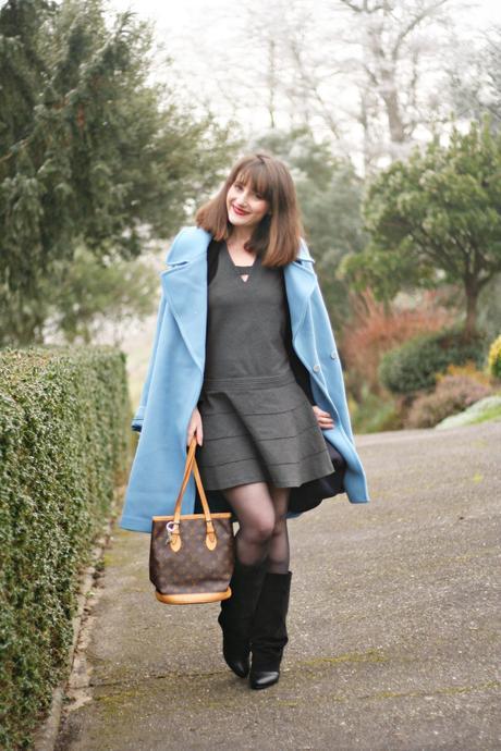 streetstyle-coupecarrée-manteaubleuciel-comptoirdescotonniers-robecomptoirdescotonniers-blogmodefemme-saclouisvuitton-manteaubleucielsinéquanone-robecomptoirdescotonniers-bottesseebychloé