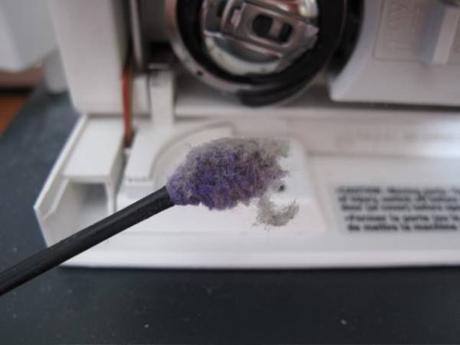 Nettoyez la poussière dans votre machine à coudre ! Nettoyez la poussière dans votre machine à coudre !