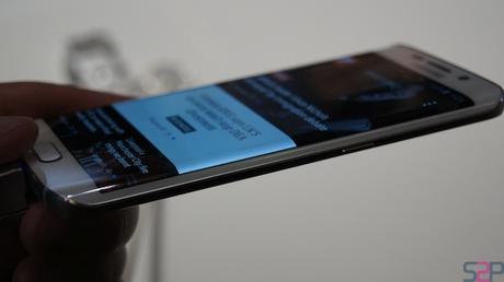 Le nouveau Galaxy S6 Edge, vedette du salon, qui devrait redonner le sourire à Samsung du côté de ses ventes...