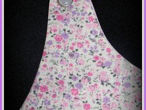 14.04.2014 - Tablier croisé en coton fleuri doublé rose et son petit clip-noeud de cheveux - 12/18 mois.