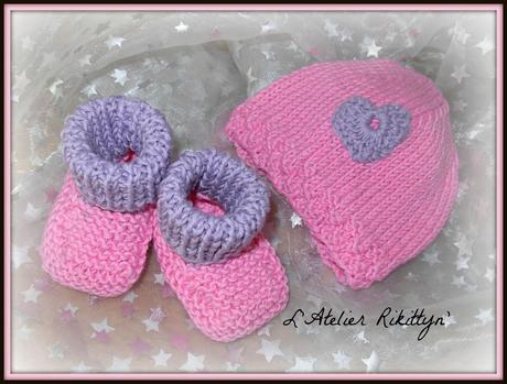 08.07.2014 - Ensemble petits chaussons et bonnet tricoté pour bébé prématuré.