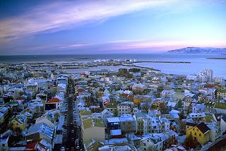 Reykjavik qui signifie en islandais « baie des fumées » est la capitale de l'Islande