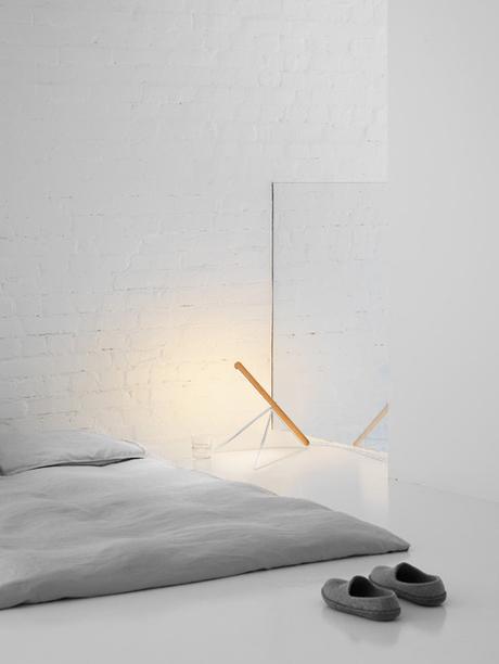 chambre minimal gris avec lampe phils plexi