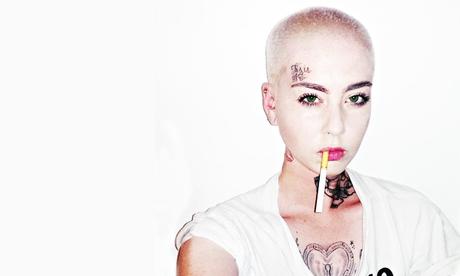 Le projet Tattoo Me de Illma Gore invite les gens à choisir les mots avec lesquels elle se fera tatouer le corps de la tête aux pieds.
