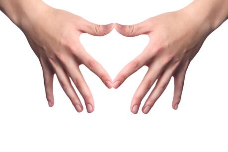 stockvault-heart-hand114122_redimensionner