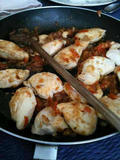 Menus-droits de suprêmes de poulet du Gers à la fondue de tomate et d’ail  émincés de courgettes à la Thaï