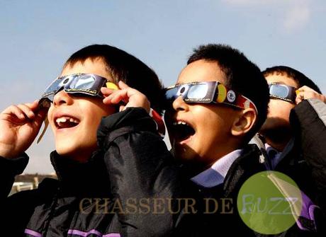 enfant_regardant_l'eclipse