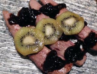 Aiguillettes de canard gras et confit balsamique au kiwi