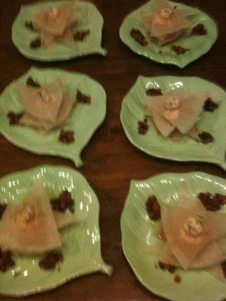 Crevettes roses et saumon fumé en mille-feuilles, mousse de surimi et salpicon d’olives noires et tomates séchée
