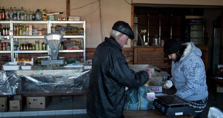 Мужчина в продуктовом магазине в поселке Новосветловка в Луганской области