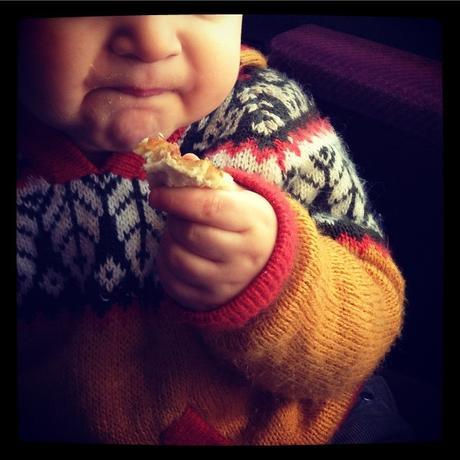 Un grand bol d'air frais #365photosduquotidien #10/52 Mont blanc caché et la petite main gourmande de Mr L dans le train (5 mars)