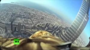 Un aigle équipé d’un caméra fait une descente du plus grand gratte-ciel du monde à Dubaï