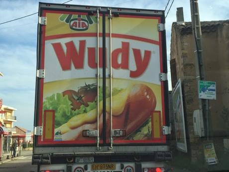 Une grosse saucisse sur le camion