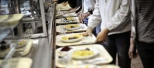 des-eleves-choisissent-leurs-plats-pour-dejeuner-a-la-cantine-du-college-de-la-chataigneraie-le-20-juin-2011-a-autun_5167591