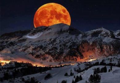 Lune rouge hiver montagne