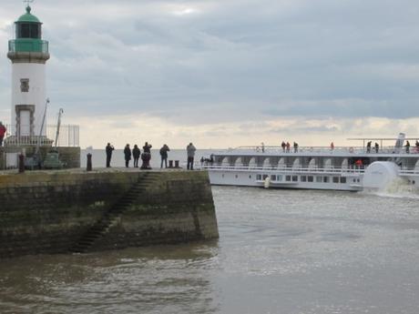 Le Loire Princesse arrive à Nantes